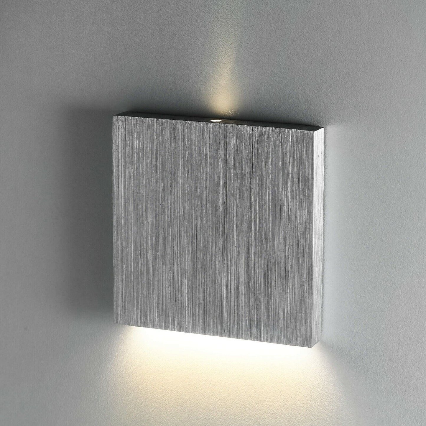 LED-Treppenbeleuchtung 230V Voll Aluminiumrahmen mit Lichtaustritt nach unten und punktuellem Licht